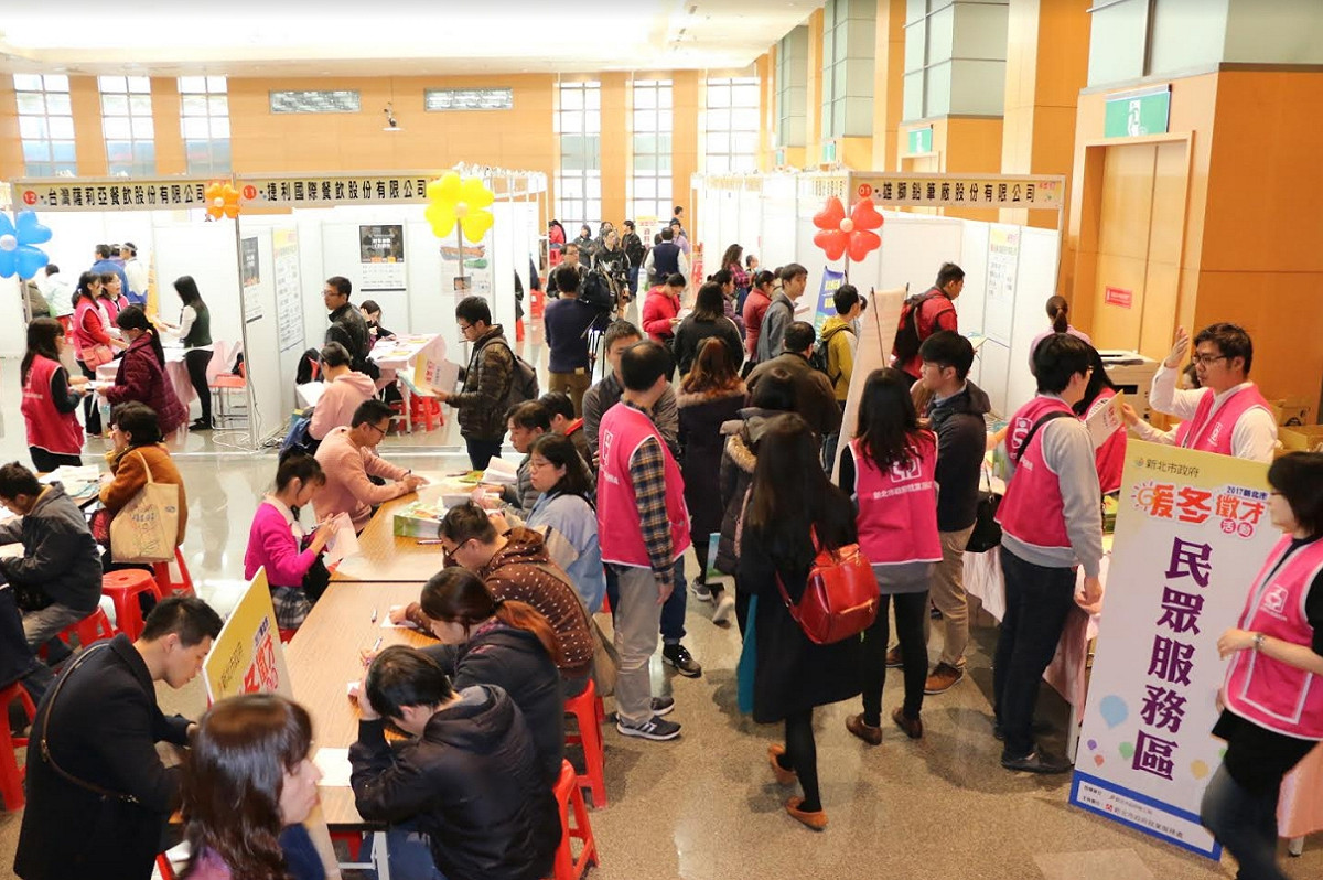 暖冬徵才，民眾填寫履歷資料。 圖：新北市勞工局/提供