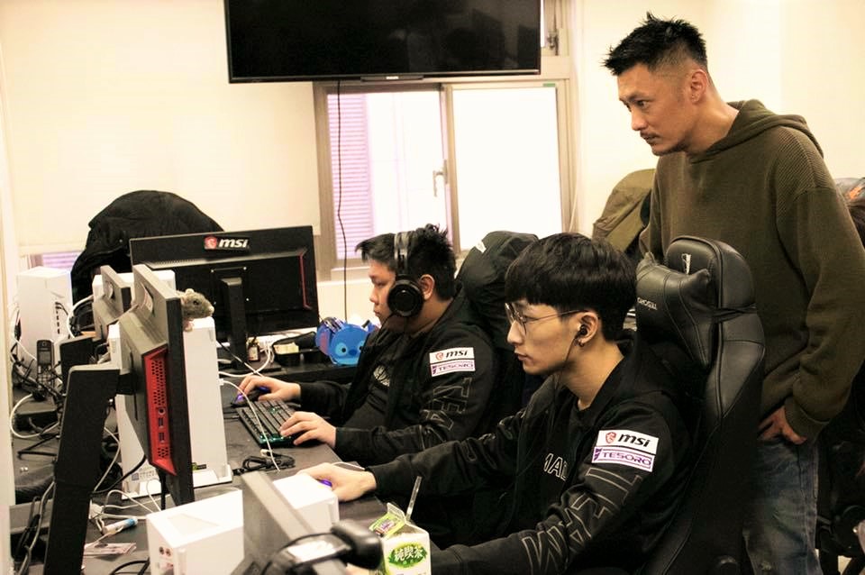 今（24）日MAD的輔助選手K曬出余文樂探訪訓練室的照片，爆笑又超有自信的註解也讓網友紛紛表示K是不是又壓力太大了！ 圖：翻攝自 K 柯凱盛 粉絲專頁