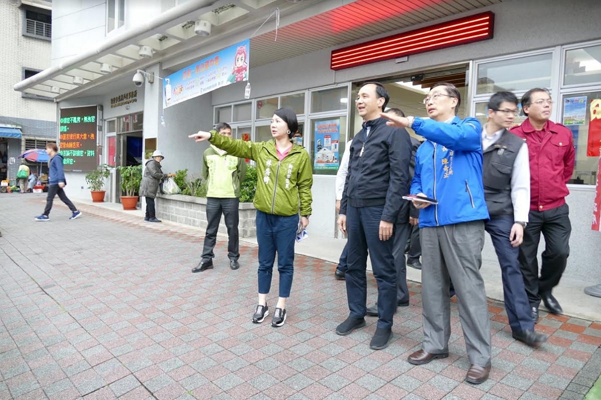新北市長朱立倫視察瑞芳區醫療設施規劃情形，初步規劃新建醫療設施的預定地。 圖：新北市政府/提供