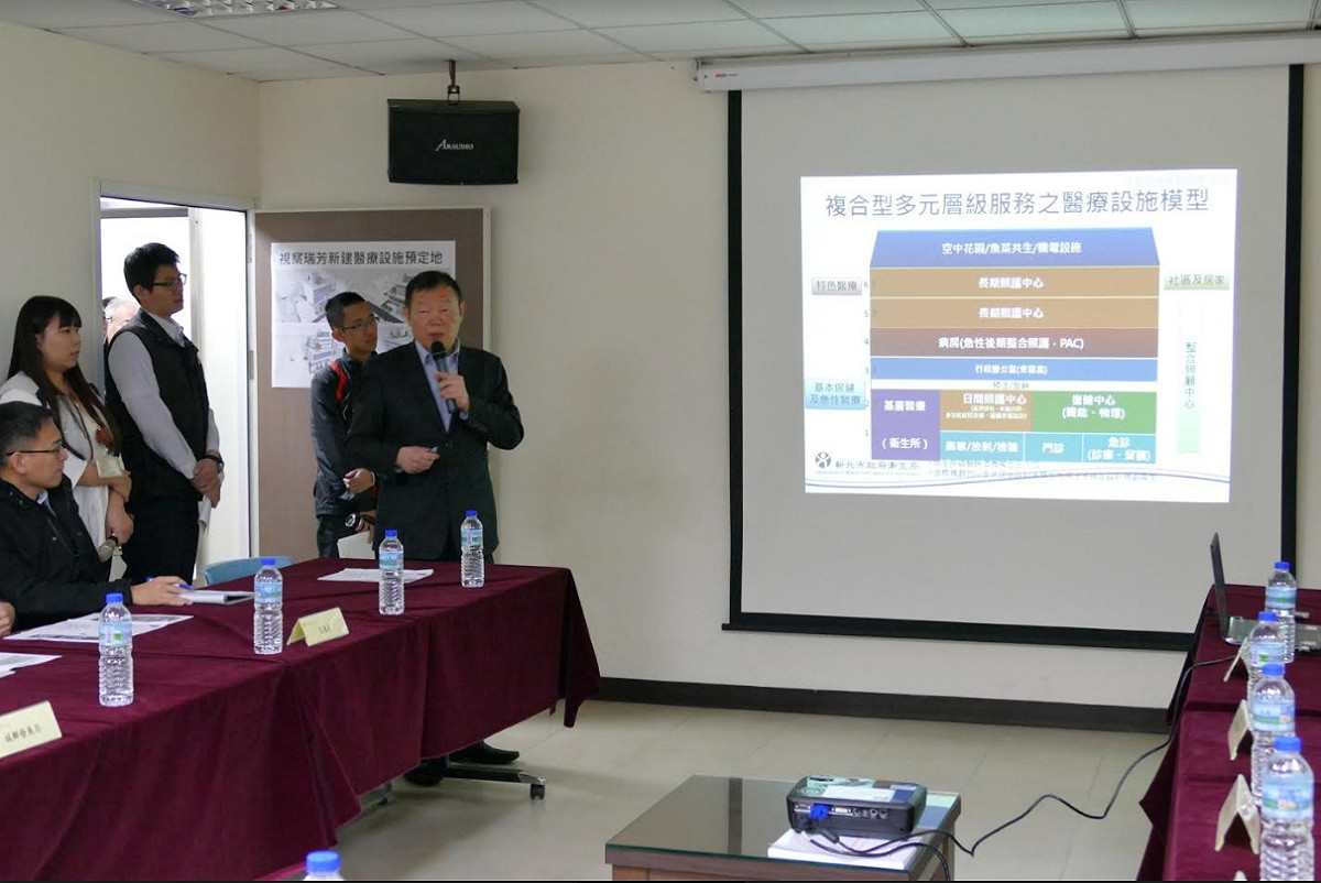 新北市長衛生局局長林奇宏簡報瑞芳區未來醫療設施規劃。 圖：新北市政府/提供