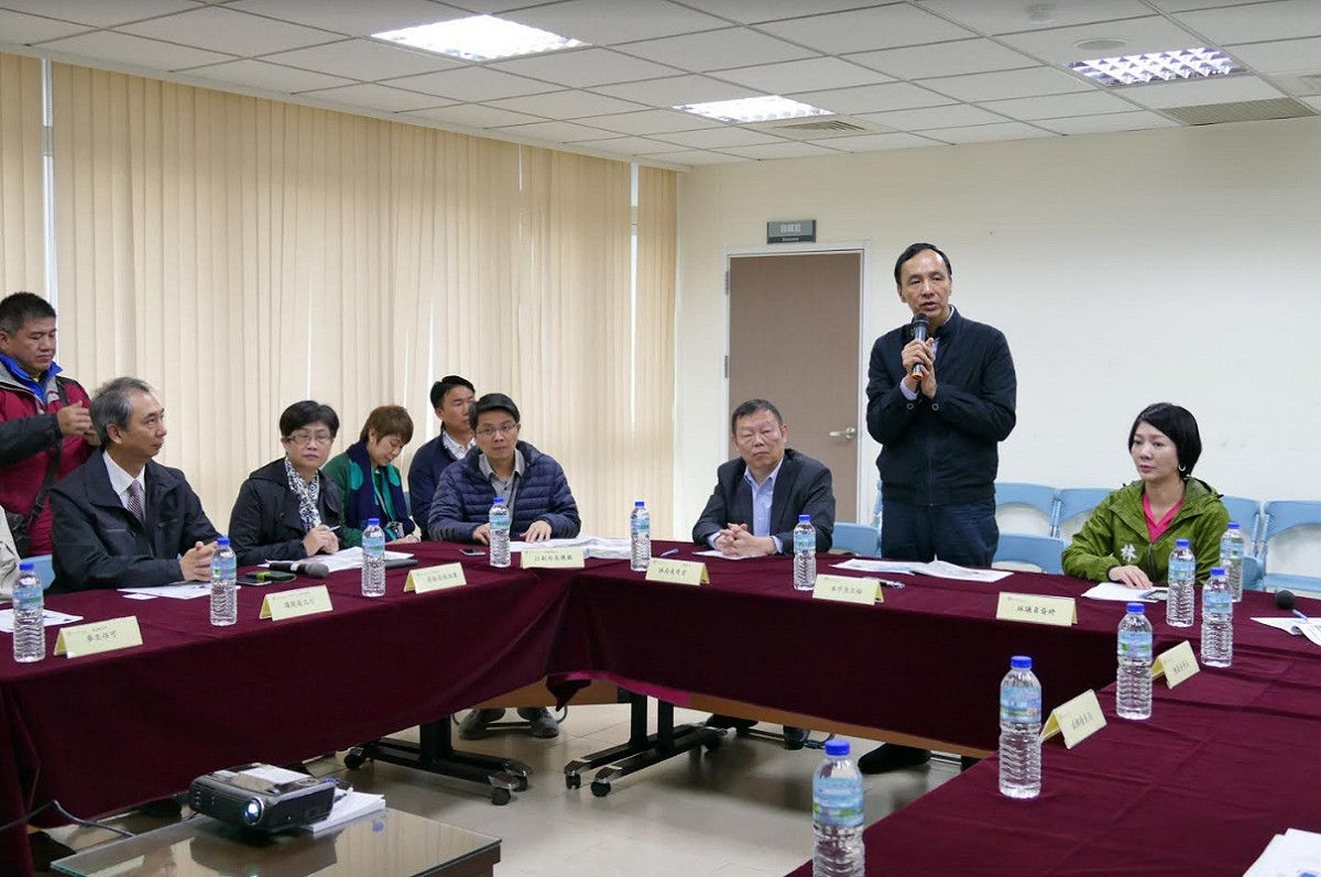 新北市長朱立倫今 (24) 日視察瑞芳地區醫療預定地時表示，新建醫療設施將結合衛生所首創複合型多元層級服務，滿足居民在地就醫、安老理想。 圖：新北市政府/提供