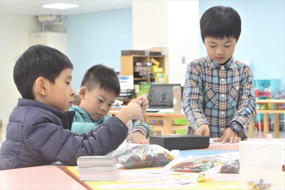 一群體制外的年輕人，透過遊戲的方式可以讓孩子安靜下來學習。 圖:學次方／提供