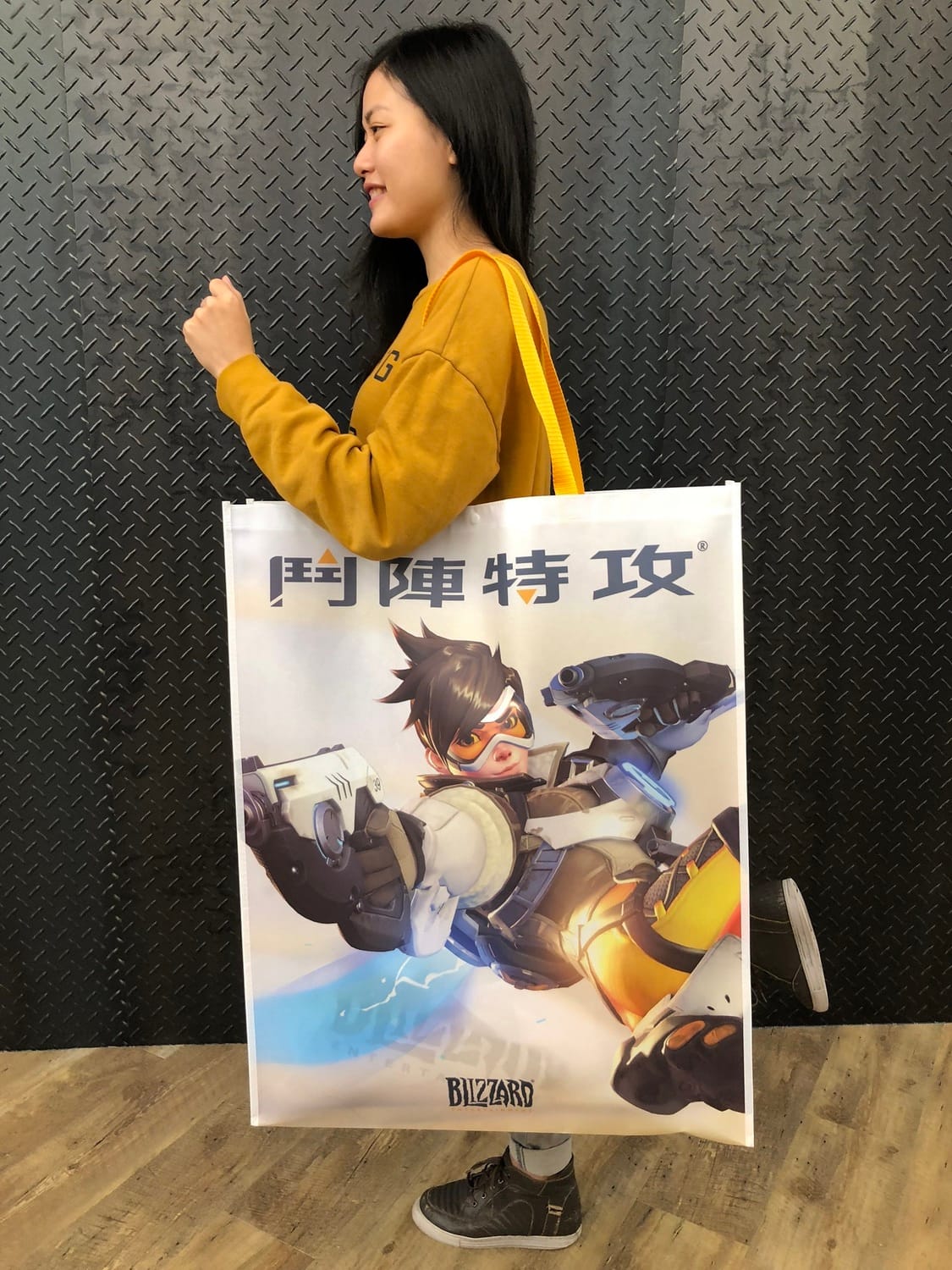 參加活動的玩家都可以獲得周邊禮物與酷炫大提袋。 圖：暴雪娛樂提供