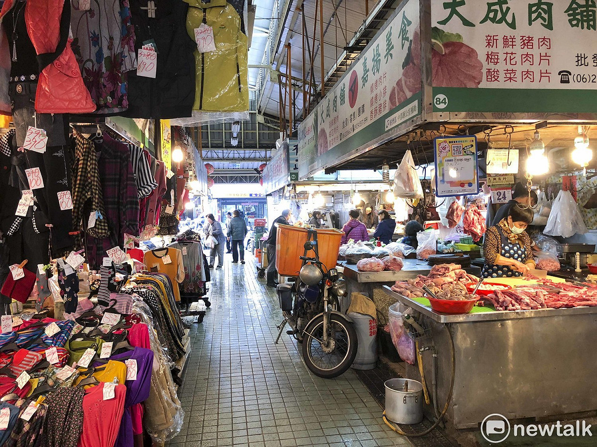 豬肉鋪旁在賣衣服(水仙宮市場)。 圖/張大魯攝