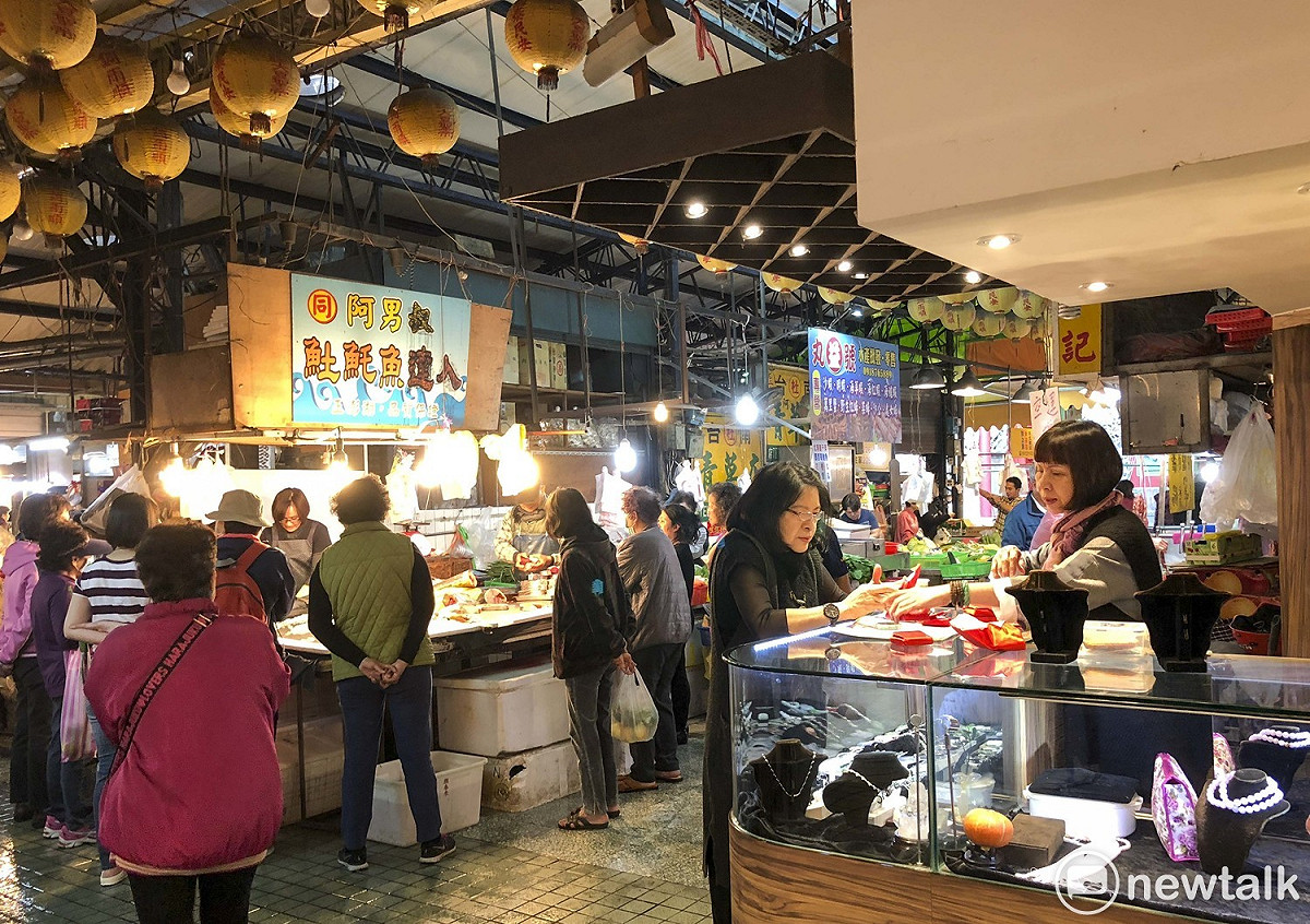 殺鮮魚旁在賣珠寶(水仙宮市場)。 圖/張大魯攝