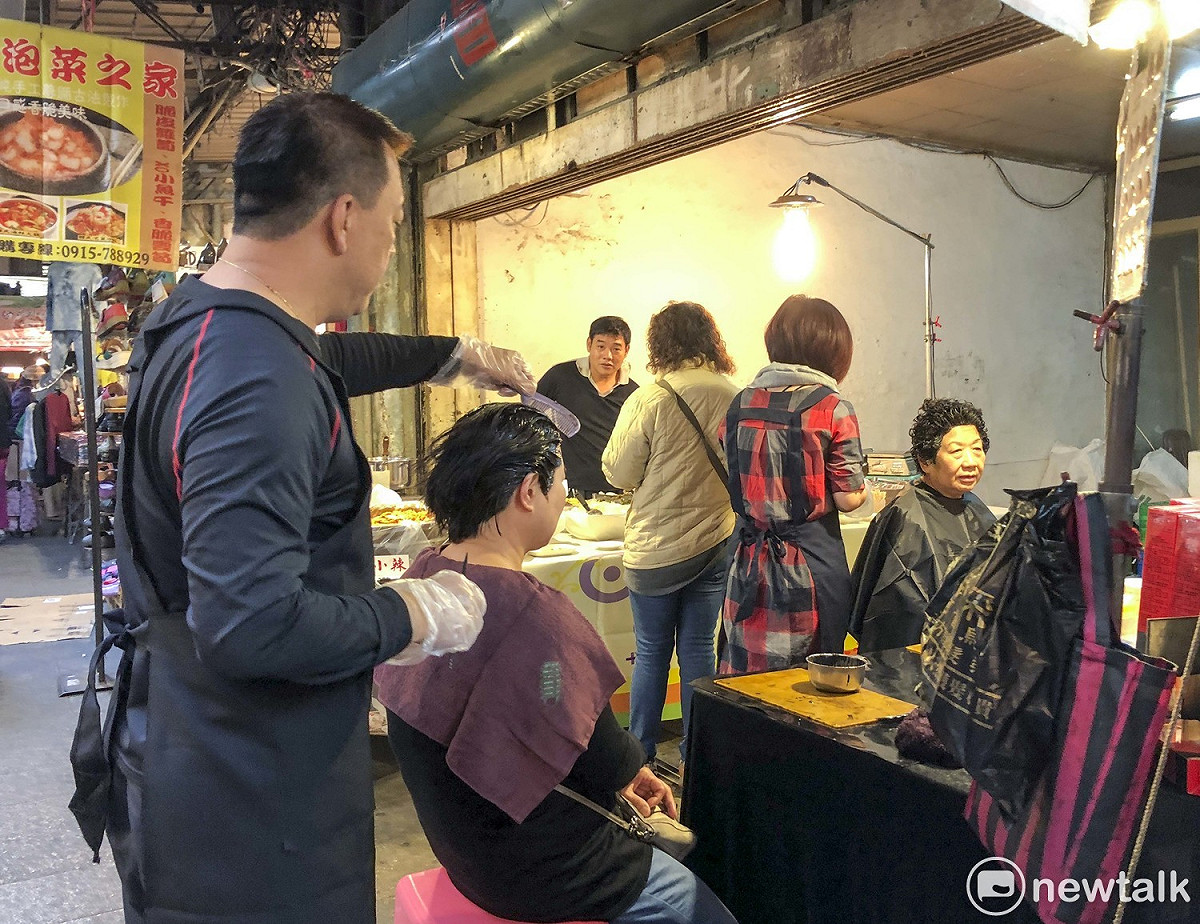 染髮服務和泡菜同處一室(永樂市場)。 圖/張大魯攝