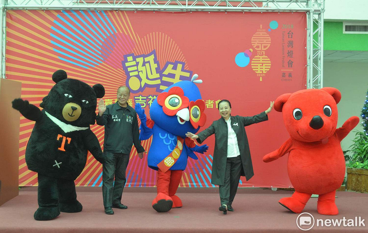 2018台灣燈會吉祥物「嘉一郎」登場，與嘉義縣長張花冠、議長張明達共同做出「飛翔」的逗趣動作。 圖：蔡坤龍/攝