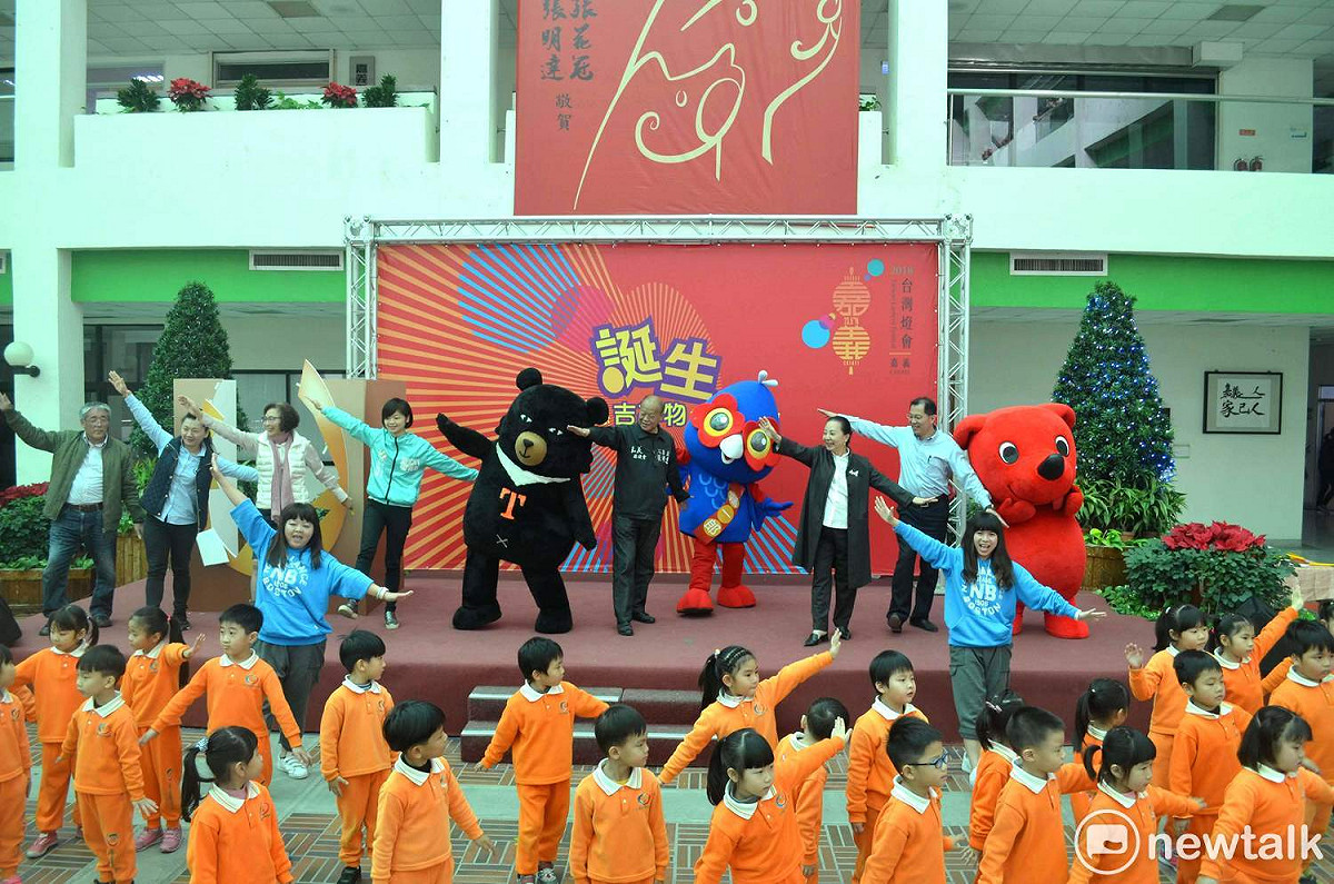 嘉義縣長張花冠、副縣長吳芳銘、議長張明達等人與幼兒園小朋友們唱跳「嘉一郎」主題曲「光影235」。 圖：蔡坤龍/攝