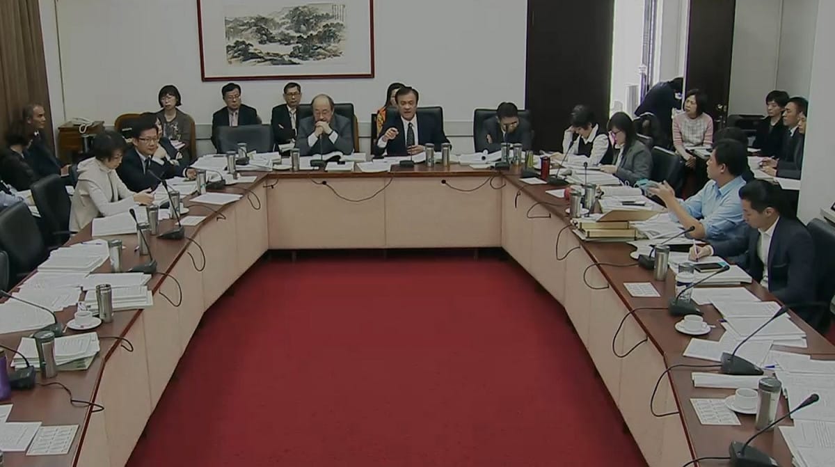 立法院朝野黨團中午簽署協商結論，自今年元旦起，每個黨團與立委的公費助理，加薪3%。 圖：翻拍自立法院直播