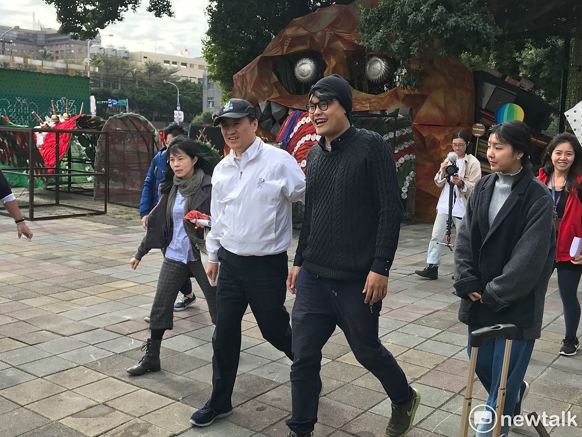 台北市副市長陳景峻（前方左）今日赴華山視察台北燈節進度，得標廠商「幓凌」、蘇打綠團長阿福（前方右）全程陪同。 圖 : 周煊惠 / 攝