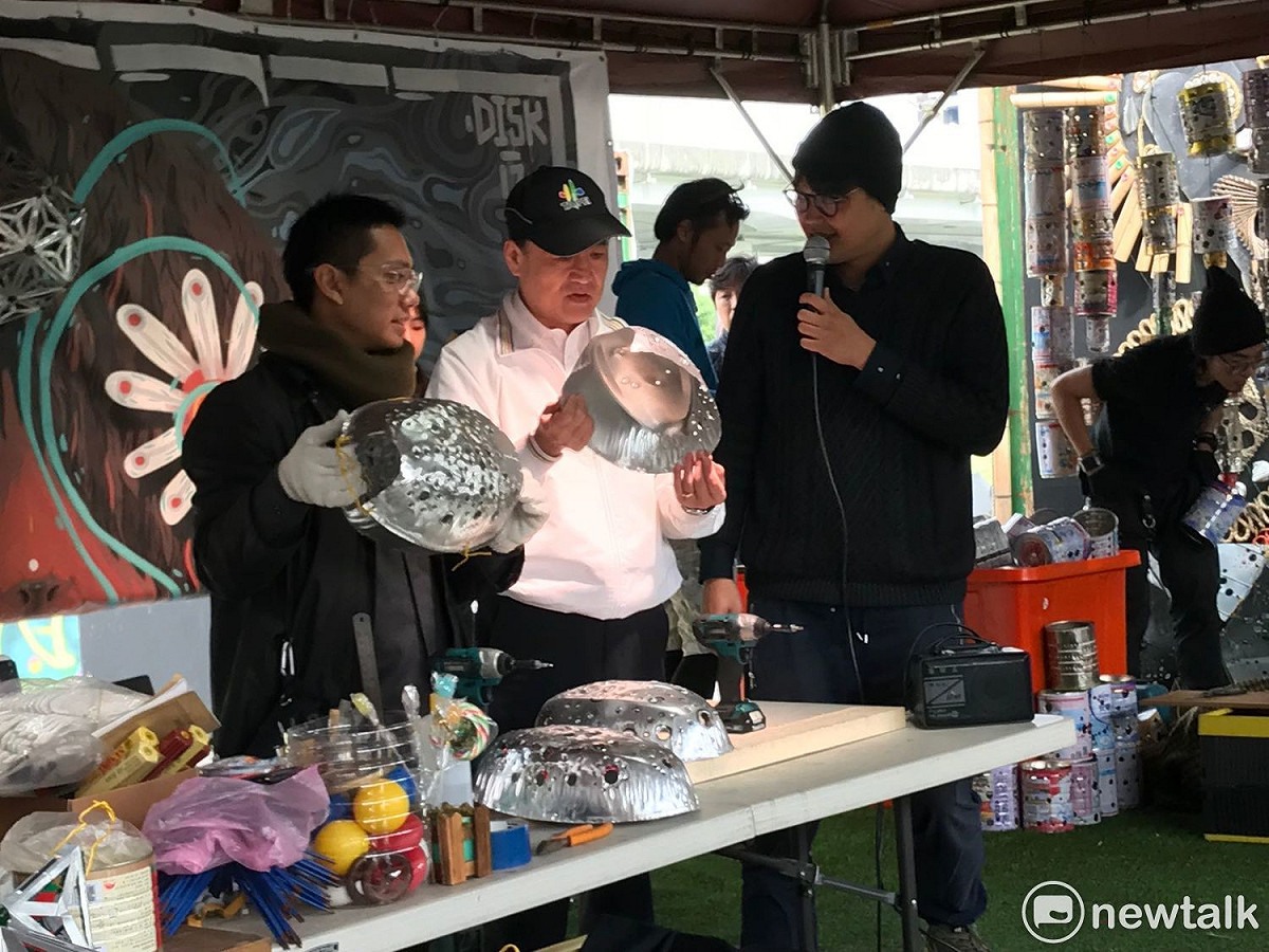 陳景峻視察花燈製作過程。 圖 : 周煊惠 / 攝