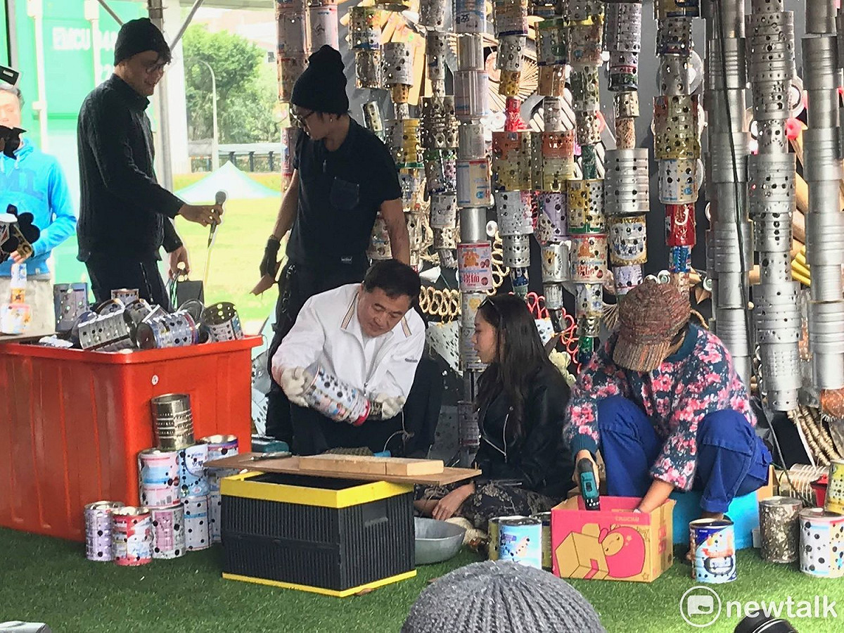 陳景峻參觀藝術家製作花燈。 圖 : 周煊惠 / 攝