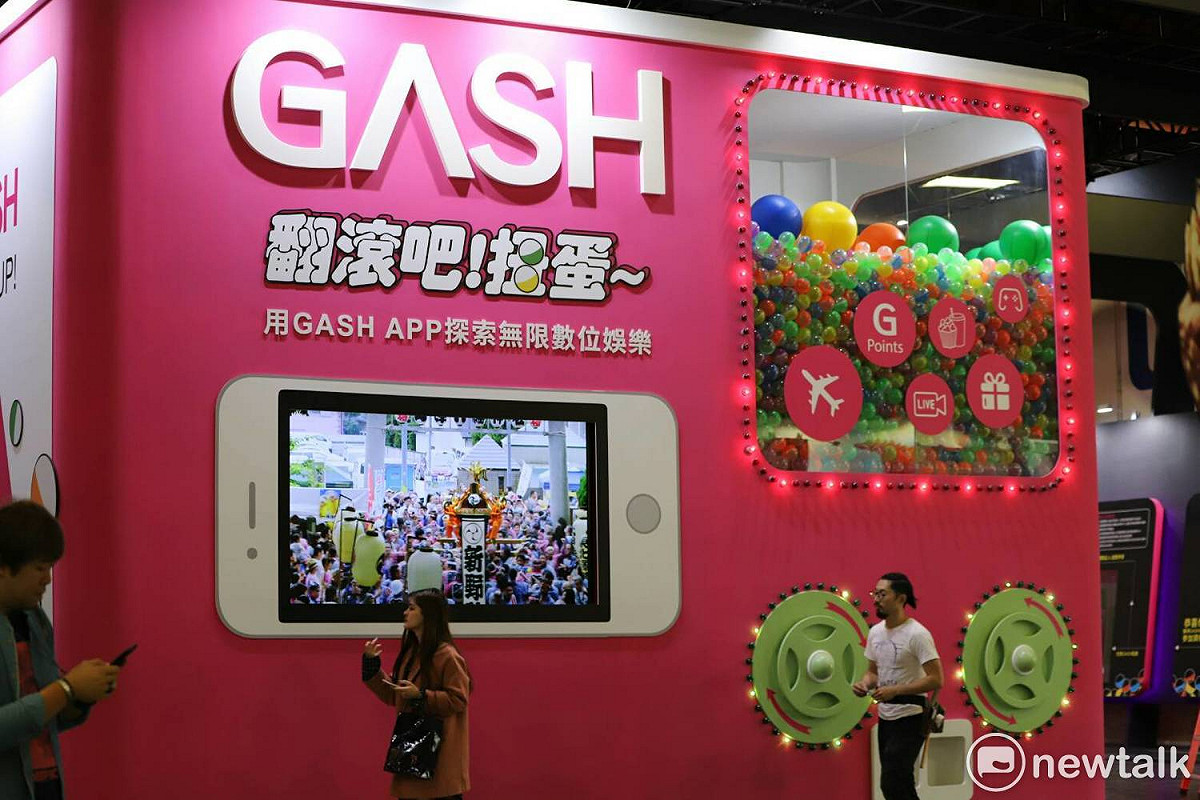 由GASH POINT樂點打造的巨型扭蛋機，從現實獎品到虛擬寶物一應俱全。
。 圖：蔡幸秀/攝