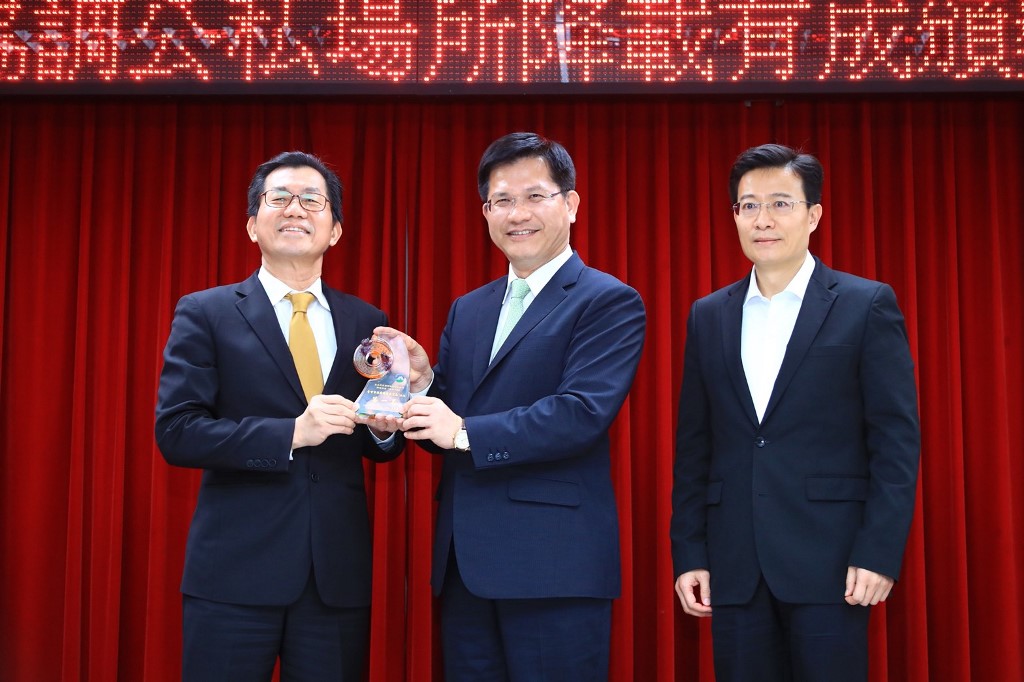 台中市長林佳龍今天受獎時表示，會將獎金繼續運用在空汙防治上，並推出防治空汙「三支箭」。另外，他也形容這次得獎是「幫台中市洗刷了污名」。 圖 : 台中市政府 / 提供