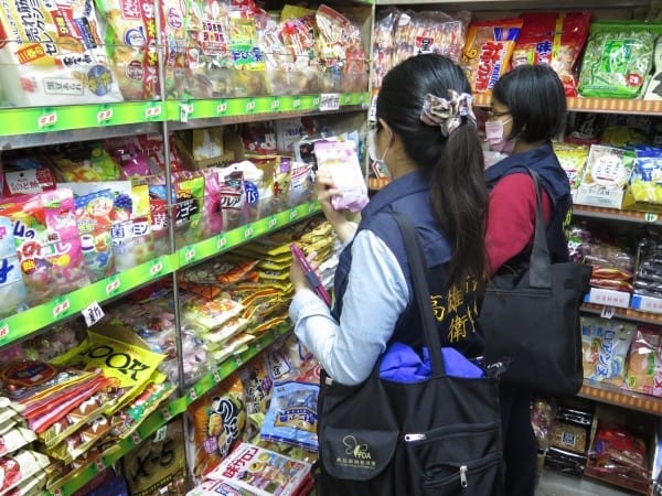 高雄地檢署及衛生局等相關單位稽查苓雅區年豐食品行門市、2處國民市場內倉庫及莊姓負責人住處。 圖：高雄市衛生局/提供