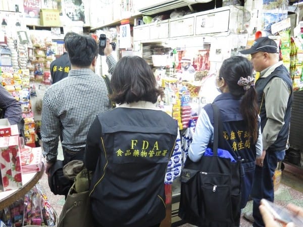 年豐食品行涉改標或塗銷日本進品食品日期，高雄市衛生局人員計封存39.685公斤。 圖：高雄市衛生局/提供
