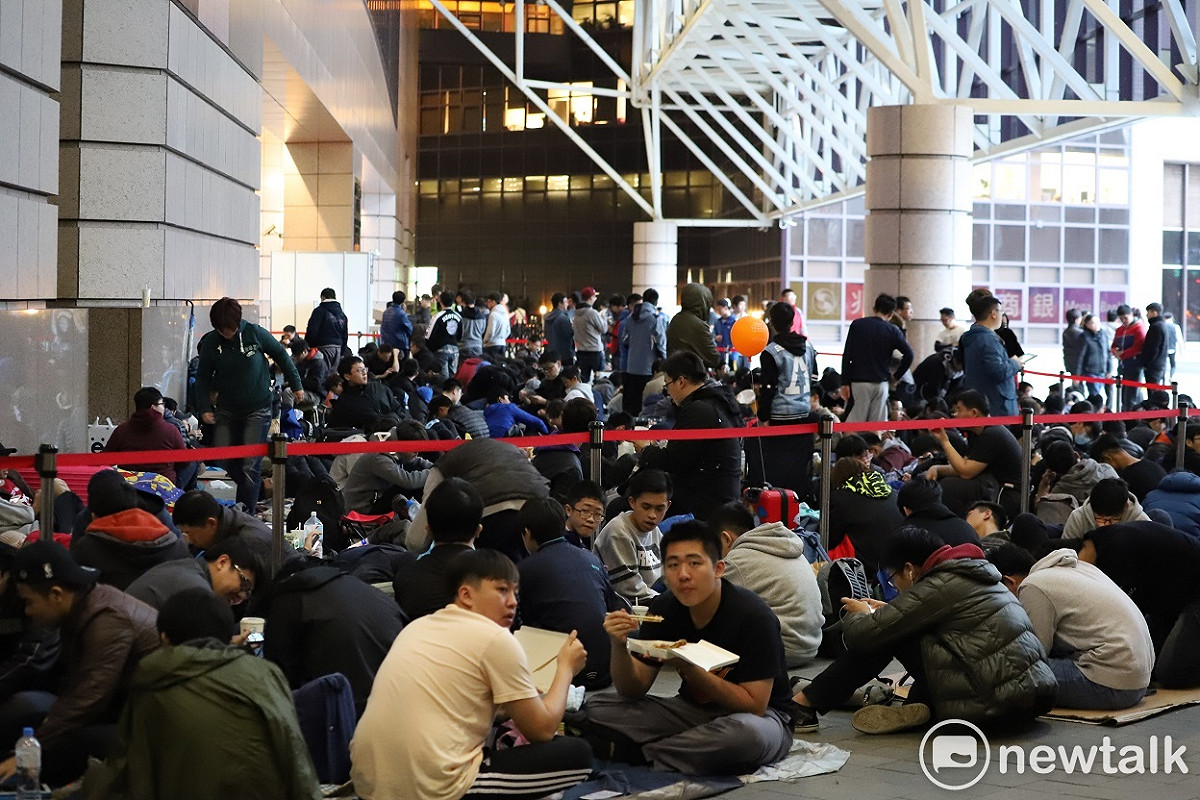 2018台北國際電玩展明（26）日才會對玩家正式開放，但早有玩家在昨（24）日便無畏風雨來到世貿一館排隊，目測已經超過有百位玩家。 圖：蔡幸秀/攝