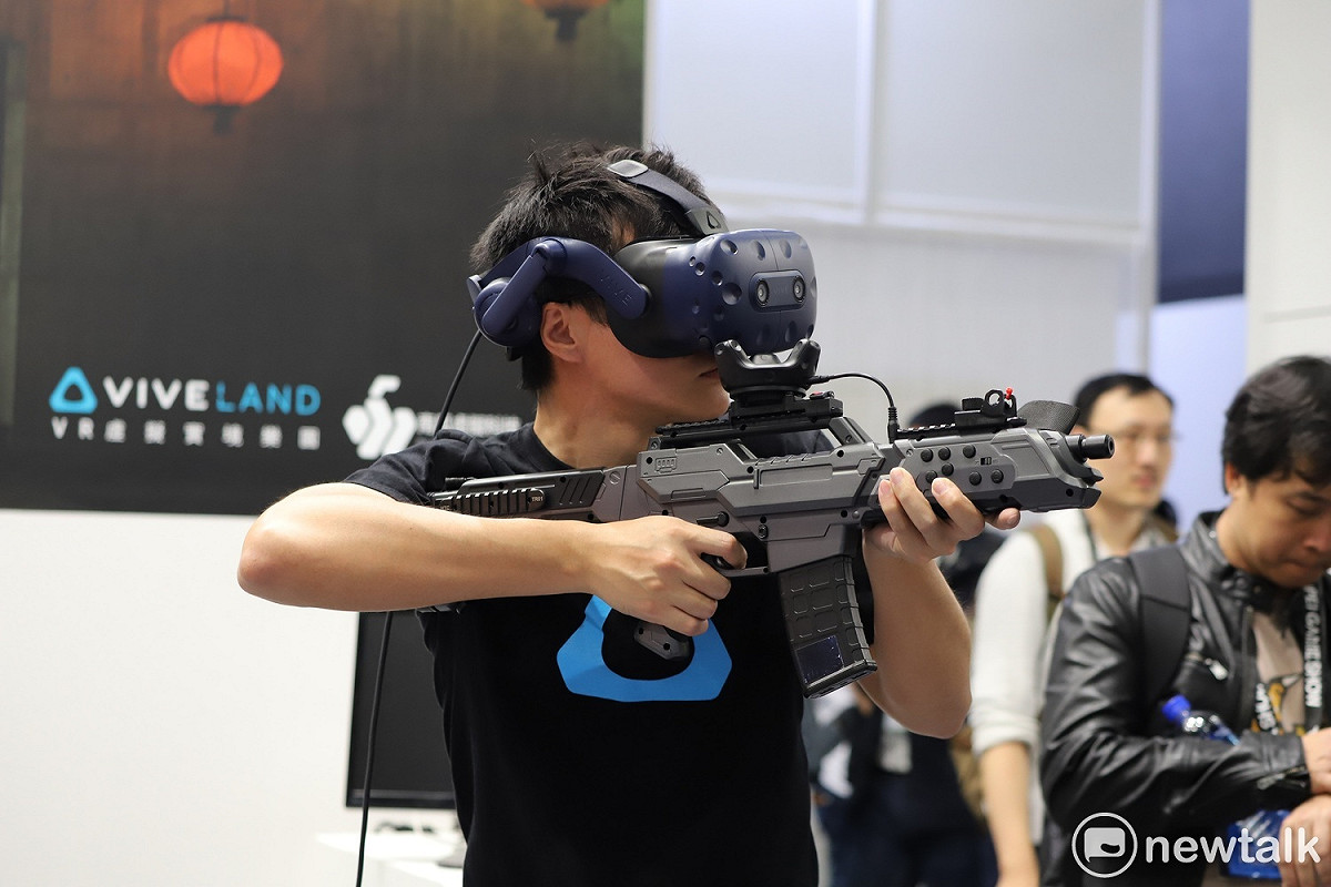 HTC（宏達電）今（19）日宣布HTC VIVE Pro頭戴式顯示器建議售價為美金799元，台灣的建議售價為新台幣24,988元，即日起開放預購。同時暖心調降價格，美國的售價調整為美金499元，台灣的售價調整為新台幣16,800元，4月5日起全球陸續出貨。 圖：蔡幸秀/攝