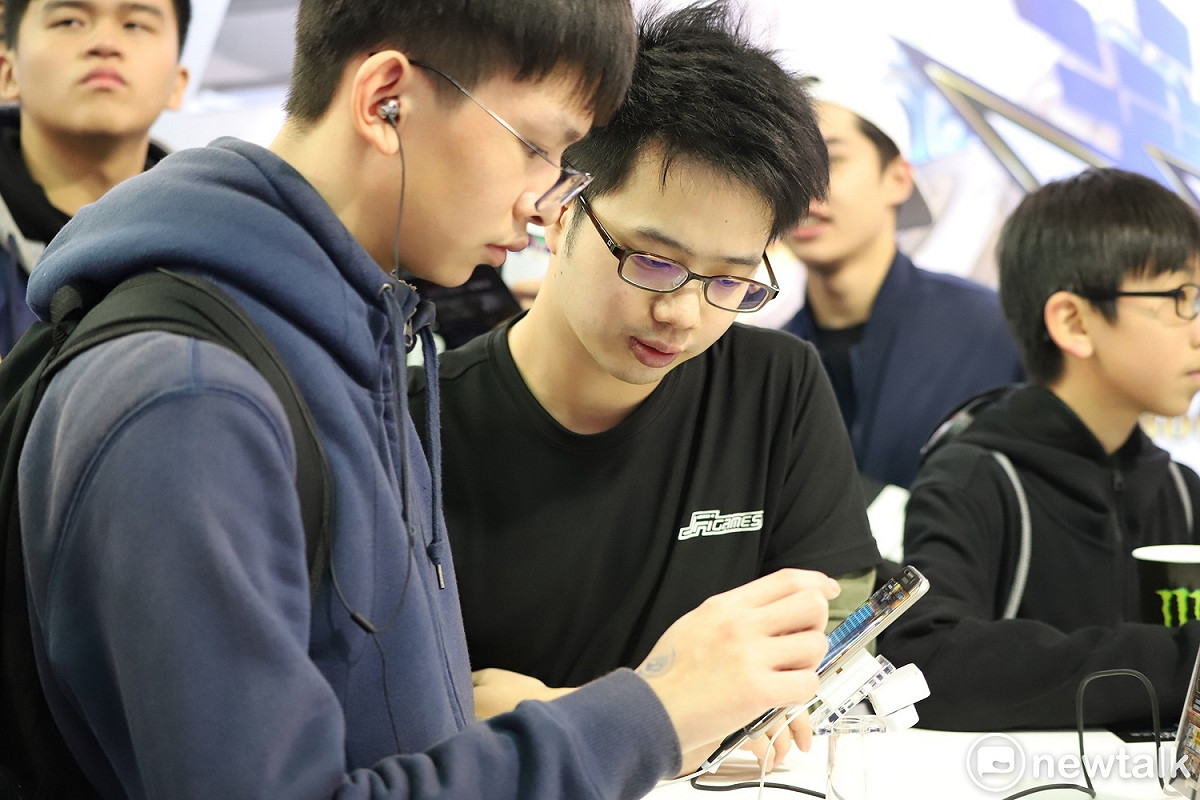 競鋒國際所開發的全球首款AR電競手遊《聖域對決》，而且從模組、玩法、美術全部都MIT、台灣自製，搶先曝光的觀戰者AR模式也讓玩家相當驚豔。 圖：蔡幸秀/攝