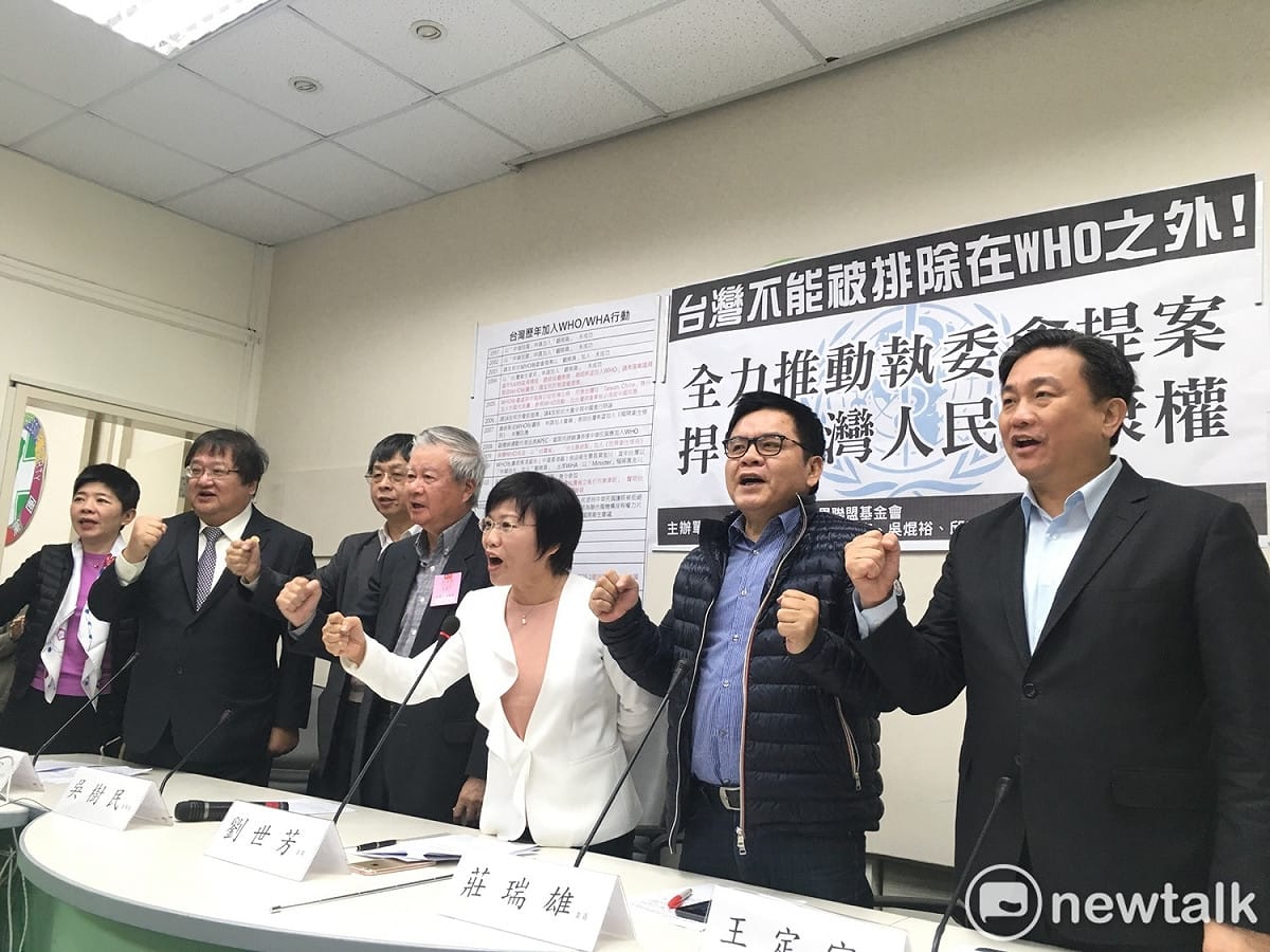 民進黨立委劉世芳等人今（18）日偕同台灣醫界聯盟基金會召開記者會，呼籲外交部應積極與友邦交涉，在22日即將召開的WHO執委會（EB）中，促使友邦在會中提案讓台灣參與WHA，堅守國際參與以及台灣人民健康。 圖：黃韋銓/攝