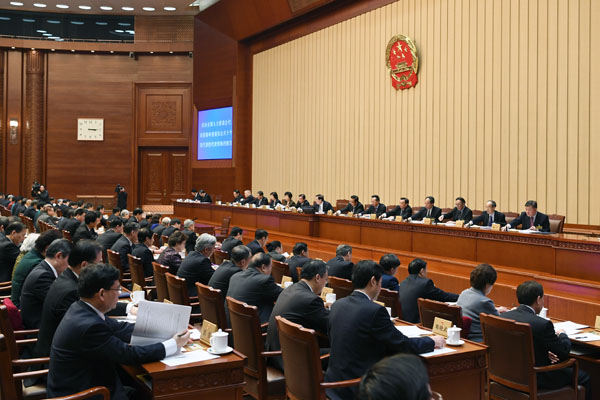 今天下午，當北京人民大會堂萬人廳傳來「2票反對、3票棄權」的修憲案投票結果時，不論是記者席，還是微信圈裡，都有以老師傅自居的人冒出來說，「放心，總會『安排』個幾張做做樣子。都搞全票通過，這能看嗎」？至於會安排幾張，這些人都說不上來，含糊帶過。 圖：翻攝自中國全國人大網站(資料照片)