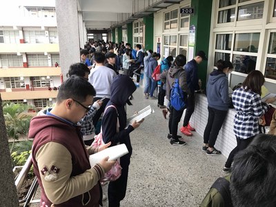 07學年度大學入學考試學科能力測驗26日登場，監考老師在試場內擺放考卷時，考生們把握時間看參考書。 圖 : 中央社