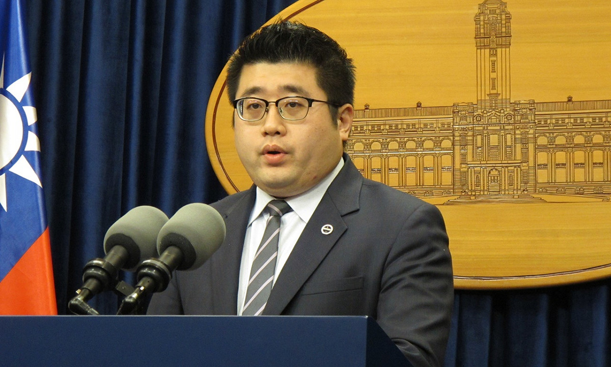 總統府發言人林鶴明26日說明政府對於美國國務院領事局等單位在官方網站撤除台灣國旗的態度。 圖：新頭殼資料照片