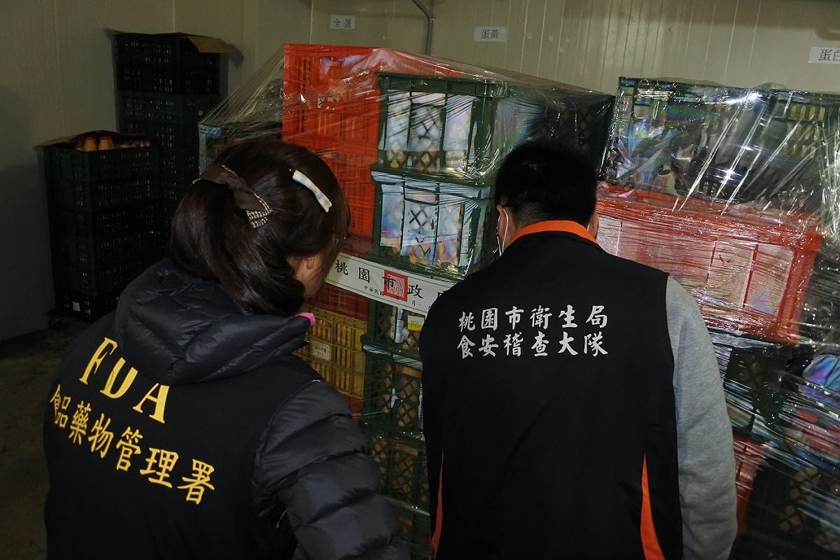 桃園市衛生局去年12月28日配合檢調稽查，事後比對相關資料發現，食品大廠乖乖疑似也使用到過期液蛋，用於製作布丁口味孔雀捲心餅的製作。 圖：桃園市政府衛生局／提供