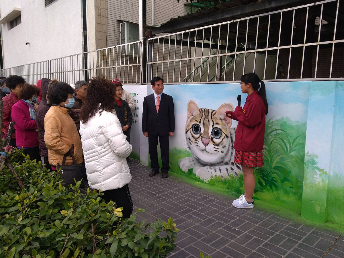 今(26)日順天國中學校彩繪圍牆由學生擔任解說員，說明設計發想，迎接彩繪圍牆完成。
 圖：台中市政府提供