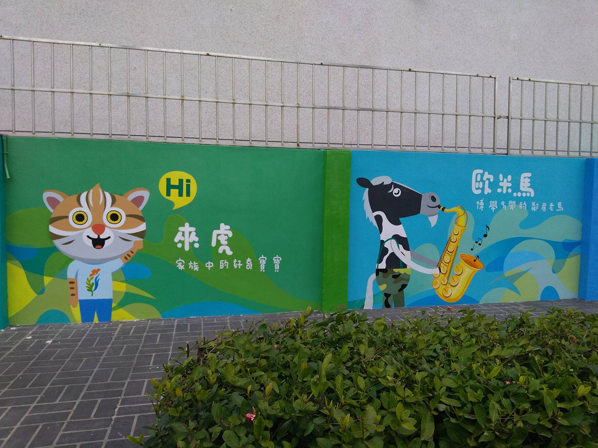 教育局表示，順天國中學校彩繪西側門的後段，以單車輕旅行的概念出發，呈現后里及甲安埔等地人文風貌、自然景觀。 圖：台中市政府提供