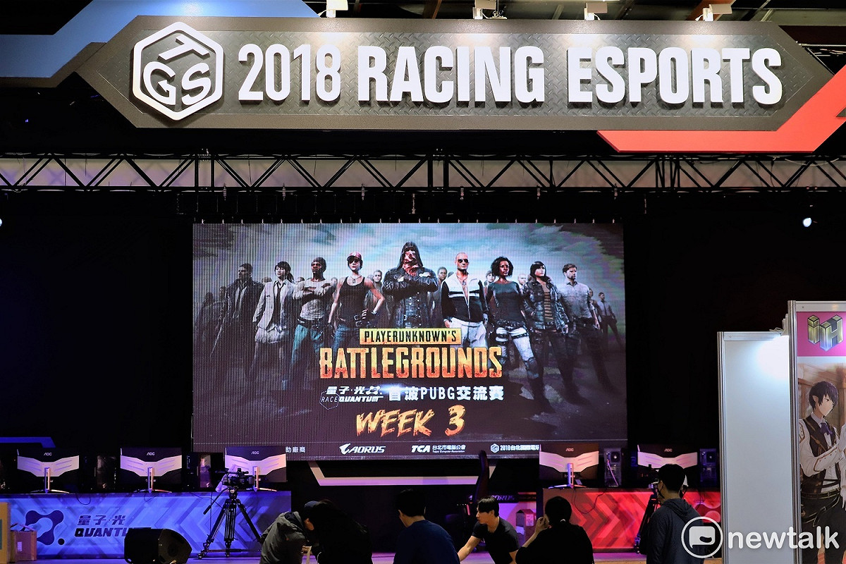 由主辦單位台北電玩展與量子．光電競館共同合作的「2018 RACING ESPORTS 電競舞台」，開展首日便有《絕地求生》交流賽線上轉播並於最後一日舉行頒獎。 圖：蔡幸秀/攝