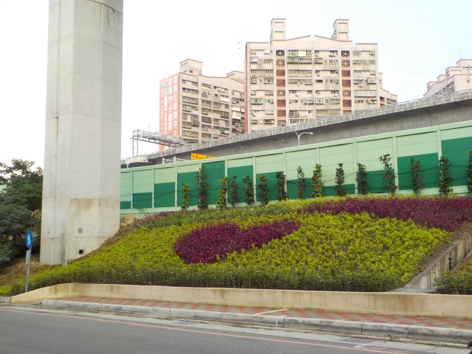 新北市景觀處表示，配合新北綠家園計畫，於斜坡上規劃種植有心型圖案植栽及福德字樣。 圖：新北市農業局提供