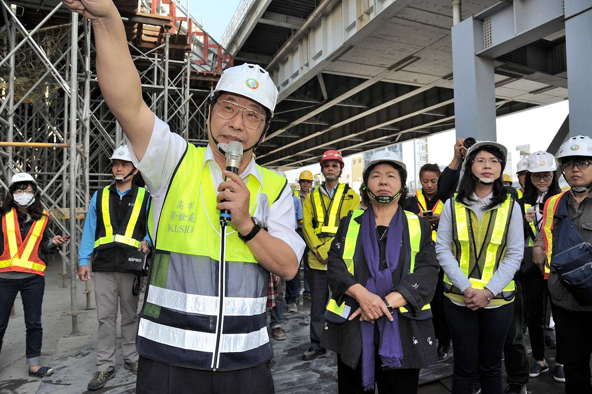 高雄市長陳菊今(26)日率領勞工局、勞檢處突擊檢查工程工地。 圖：高雄市政府/提供