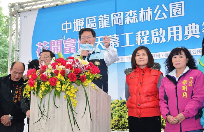 鄭文燦提到，花開富貴天幕活動場是龍岡地區的「小巨蛋」。 圖：桃園市政府/提供