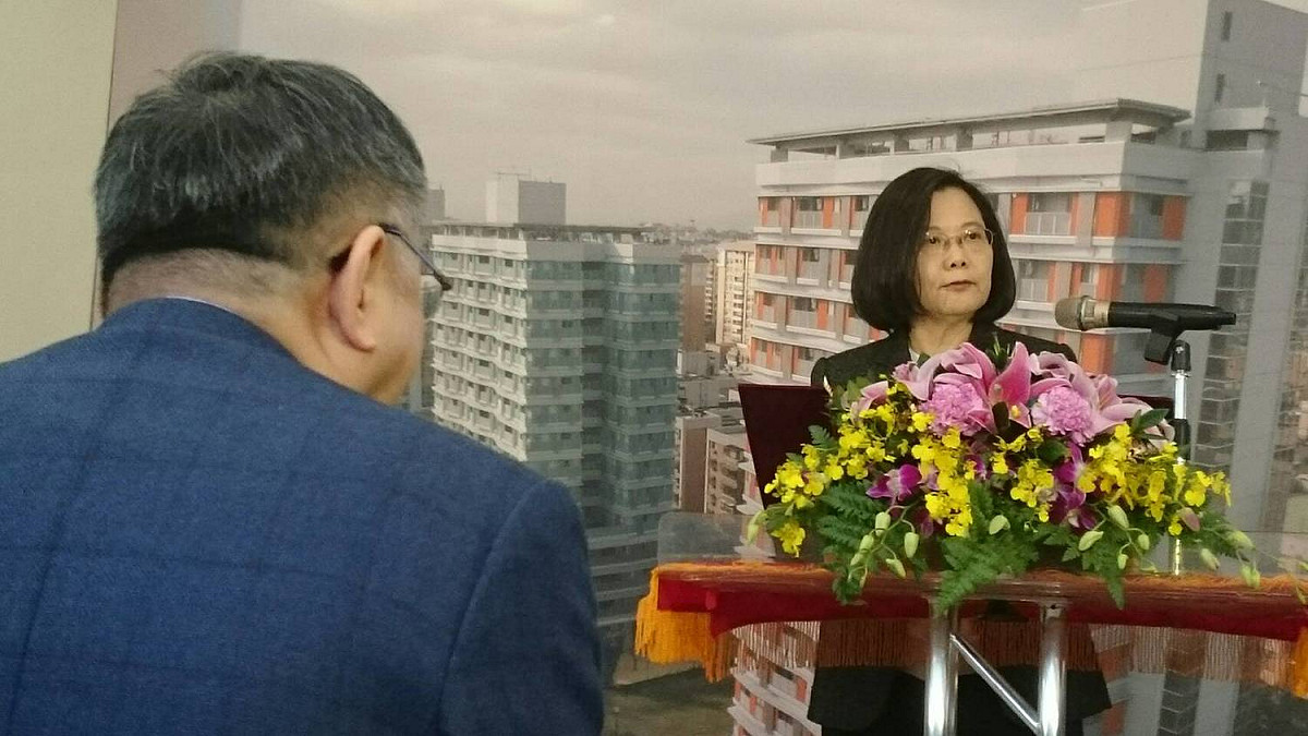 總統蔡英文26日視察台北市健康公宅致詞時與柯文哲幾乎零互動。 圖：林朝億/攝