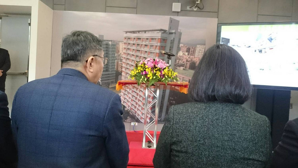 總統蔡英文26日視察台北市健康公宅與柯文哲雖然坐在一起，但都無互動。 圖：林朝億/攝
