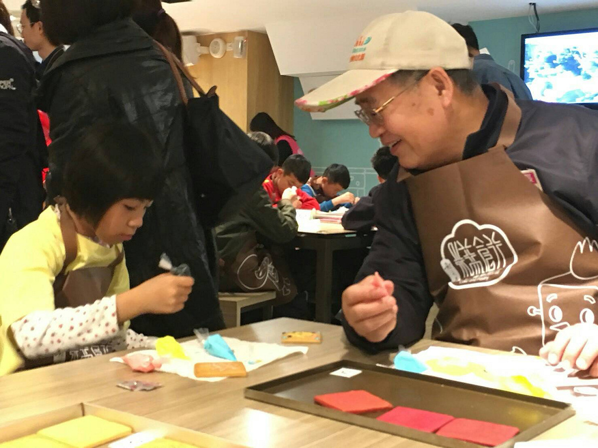市長監護童在郭元益博物館手作春節彩繪餅乾，好吃又營養。 圖：桃園市政府／提供