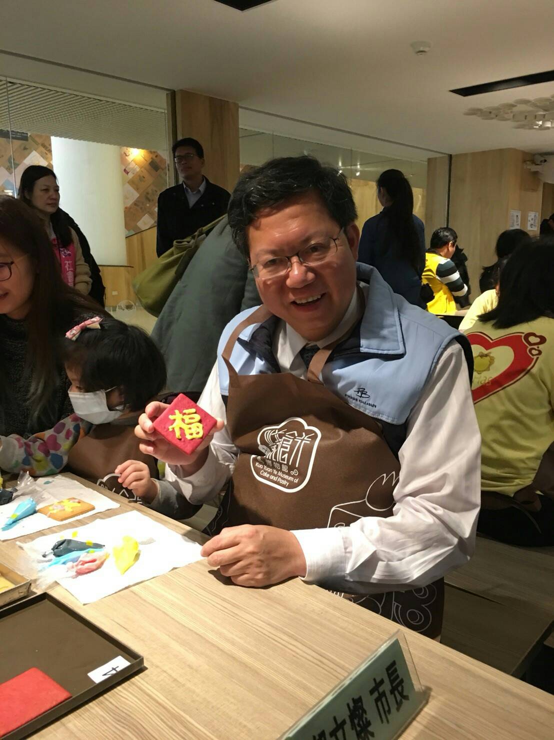 在桃園市，有一群遭父母遺棄或無依、家庭發生重大變故、嚴重疏忽虐待而暫止父母親權行使的小朋友，他們雖然少了家庭的溫暖，仍有市長鄭文燦的陪伴，今（26）天在桃園楊梅，有一場屬於市長監護童的聯歡活動，168位孩童與市長見面，一起做餅乾。 圖：桃園市政府／提供