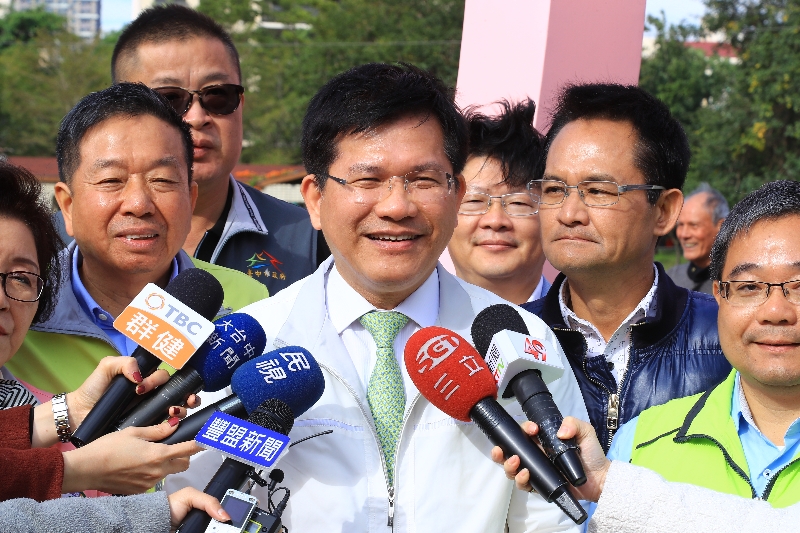 台中市長林佳龍表示，在柳川整治後，現在也在麻園頭溪營造河岸景觀，盼逐步將台中打造為水岸花都。 圖：台中市政府／提供
