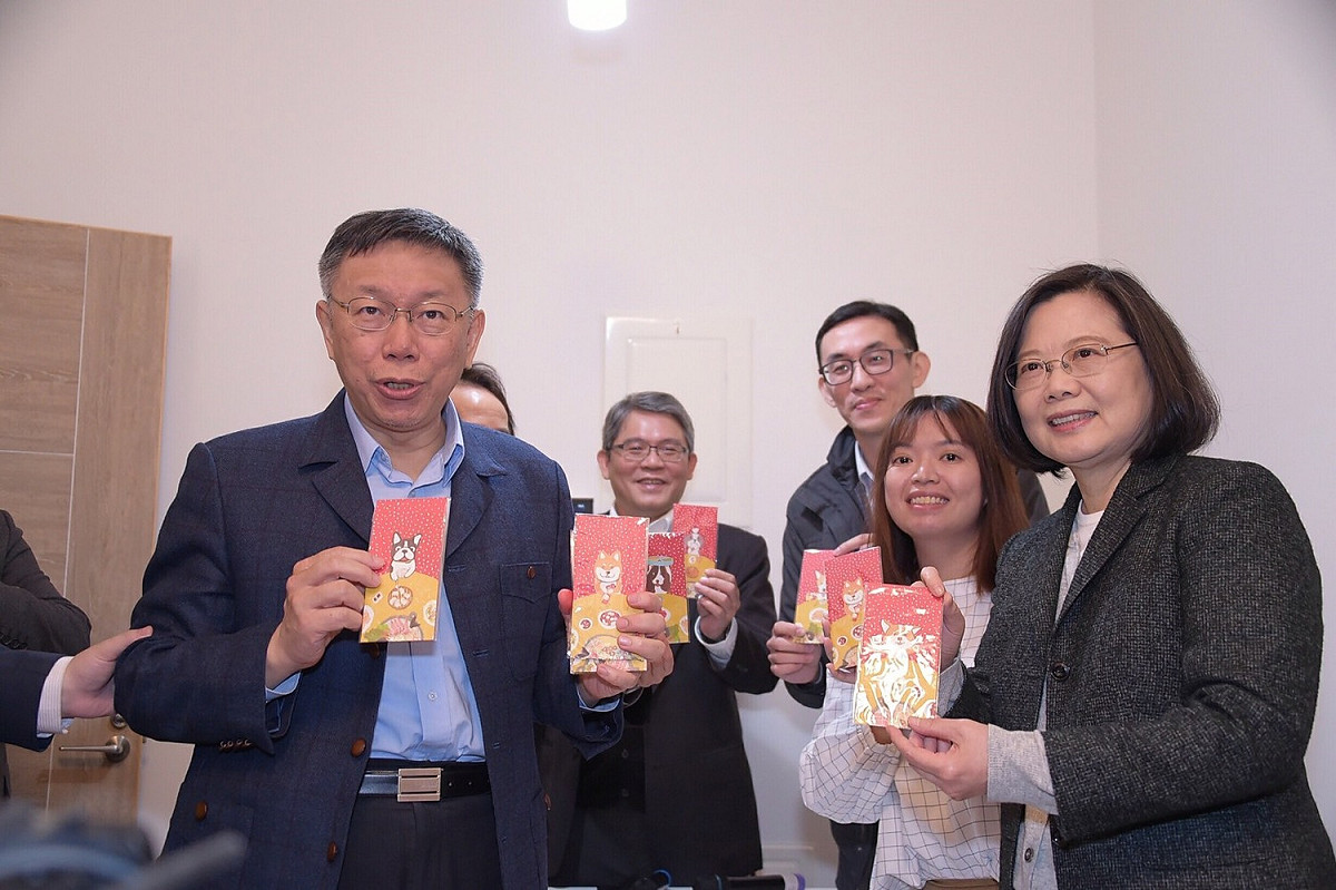 總統蔡英文26日視察健康國宅時與台北市長柯文哲互相交換紅包袋。 圖：台北市府提供