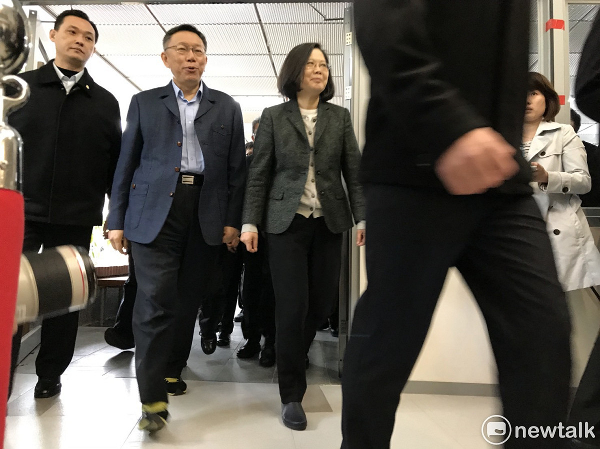 總統蔡英文與台北市長柯文哲今日同台視察台北市健康公宅。 圖：周煊惠 / 攝