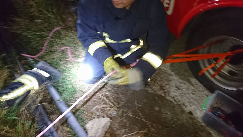 救援人員用車子拉動繩索救出林姓司機。 圖：屏東縣消防局提供