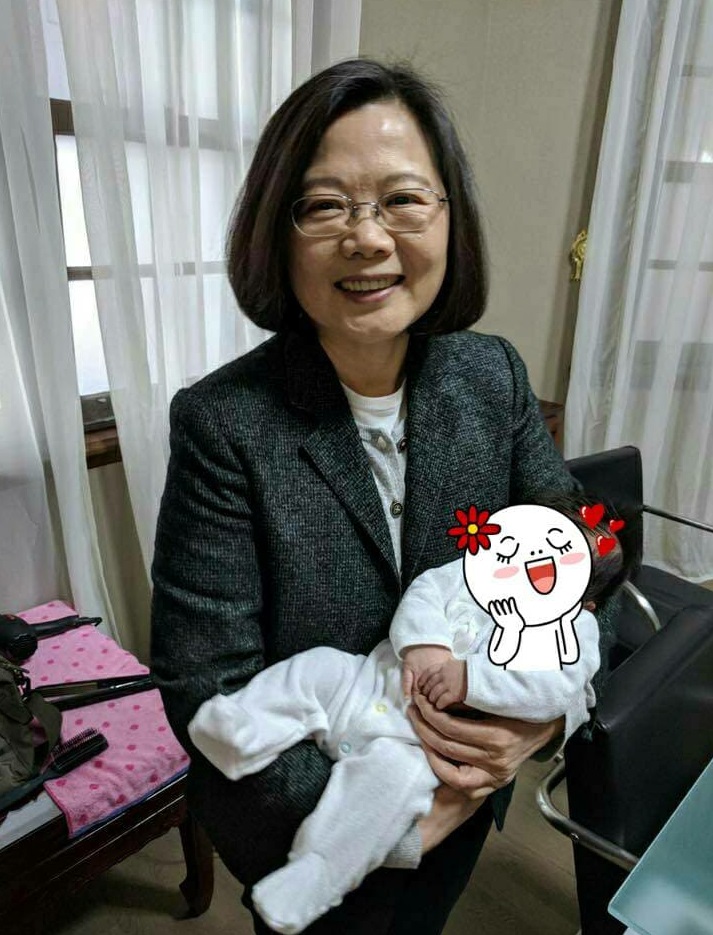 總統蔡英文26日抱著前立委邱垂貞剛滿月的外孫。 圖：翻攝邱垂貞臉書