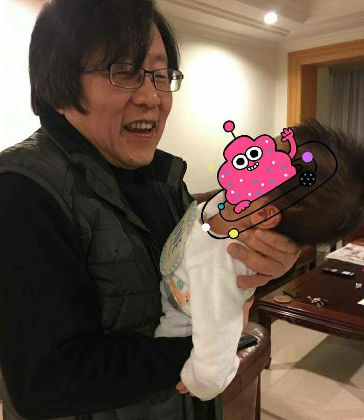 前秘書長邱義仁抱著寶寶也笑得十分開心。 圖：翻攝邱垂貞臉書