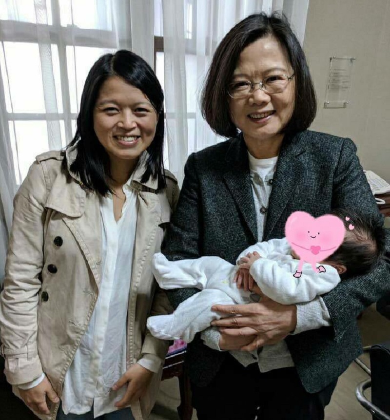 邱垂貞的二女兒抱著小嬰兒去總統府送彌月蛋糕丶幸遇總統蔡英文。 圖：翻攝邱垂貞臉書