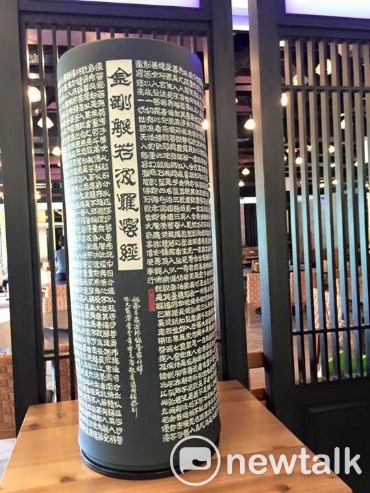 梁成福的金剛經瓷刻2米高的花瓶，平常置於他自家餐廳桃園龍潭松葉園展示。 圖：陳奕/攝