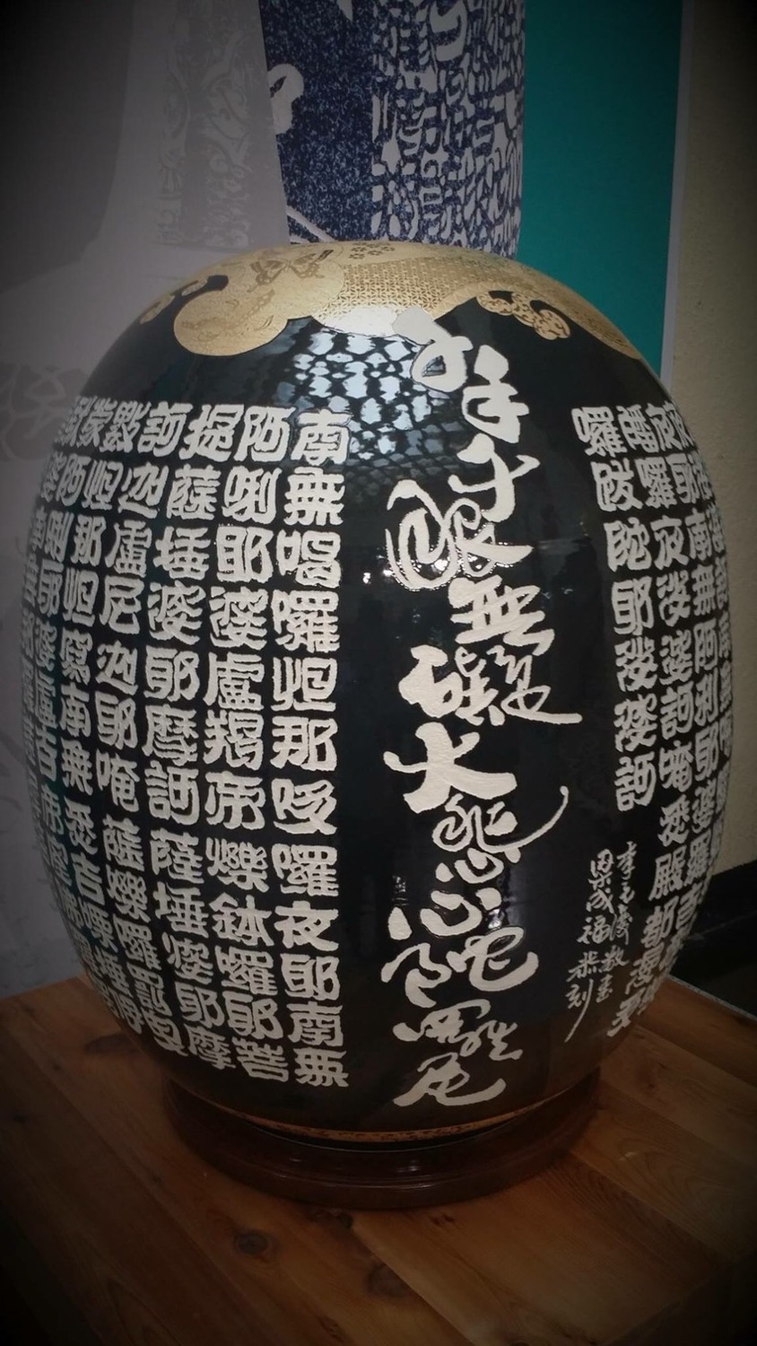 桃園市龍潭醫師梁成福，以行醫空檔一筆一刀一刻寄情瓷刻。 圖：陳俊良/提供