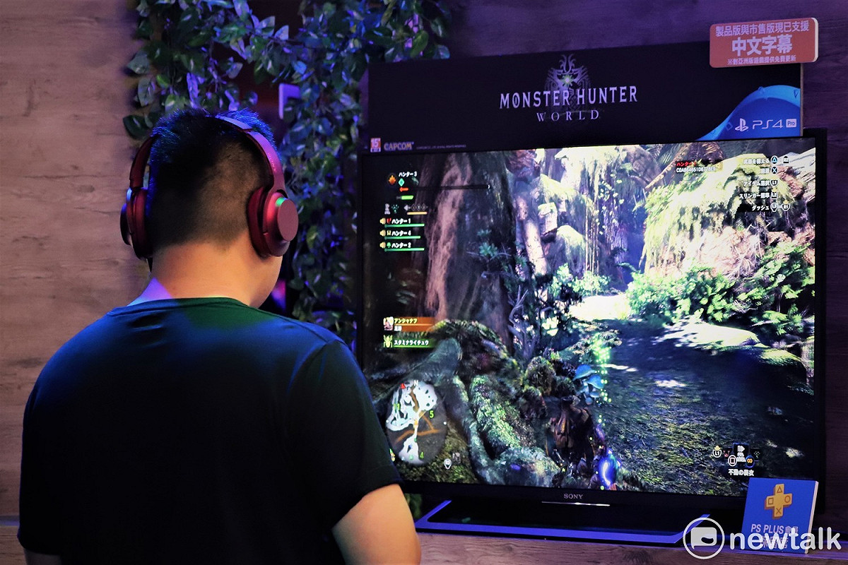為了今日限量八百台的《魔物獵人：世界》PlayStation 4 Pro雄火龍機，從昨天下午起就出現排隊人潮。 圖：蔡幸秀/攝