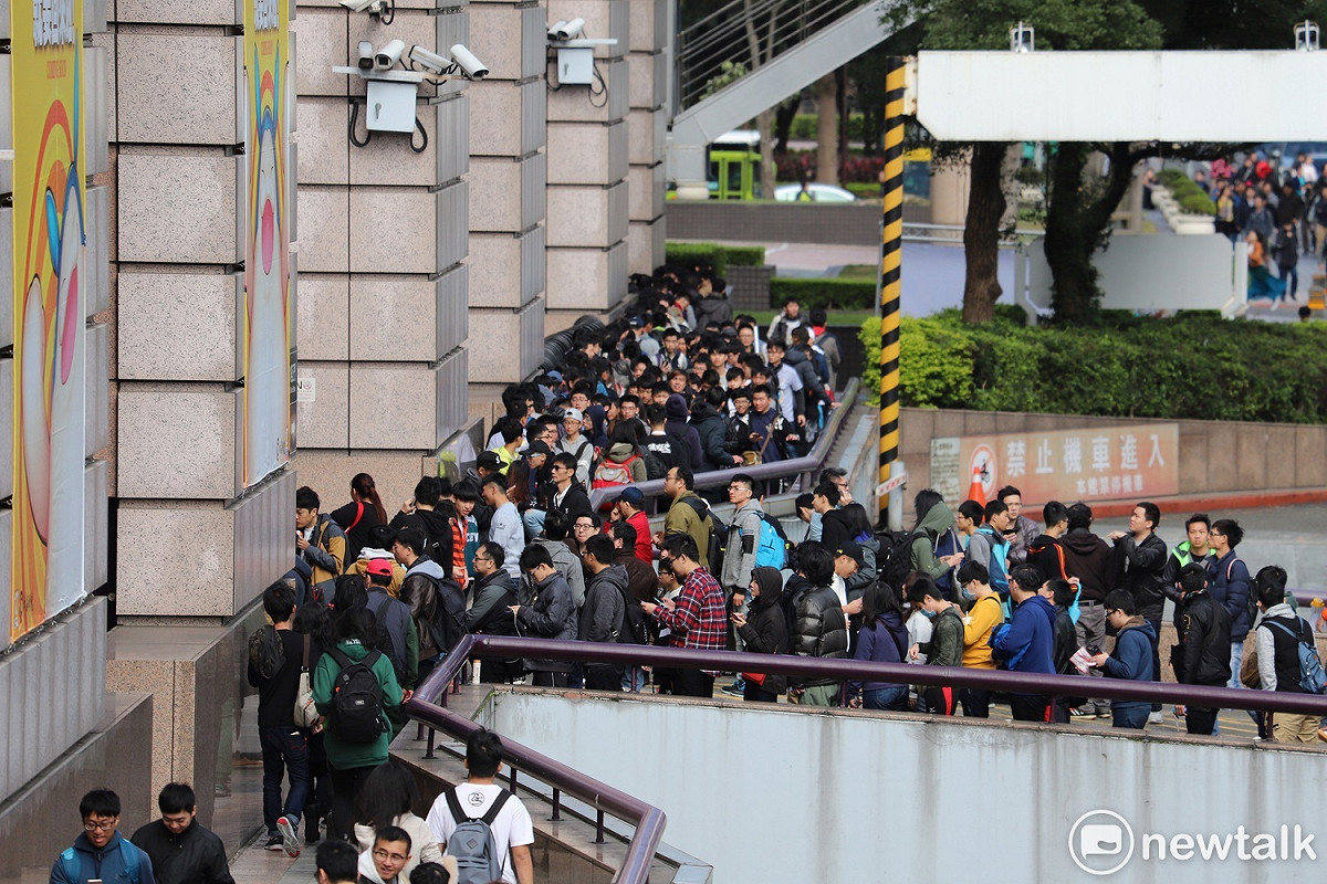 許多玩家在場外排隊。 圖：蔡幸秀/攝