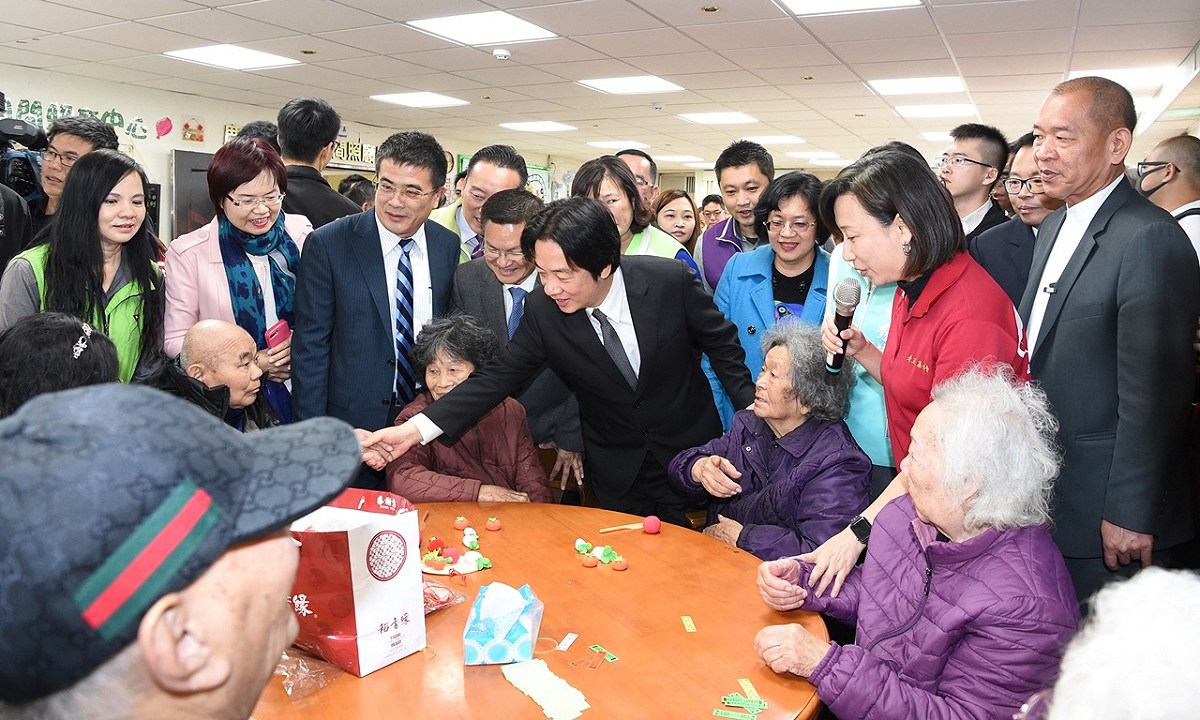 行政院長賴清德27日率領行政團隊至彰化縣參訪「老五老學堂」。 圖：行政院提供